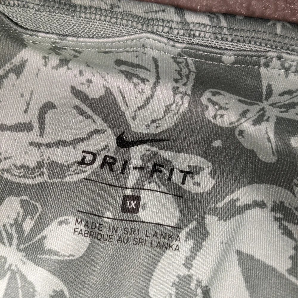 Nwts Women's Nike training dri-fit green butterfly bike shorts - Picture 6 of 16